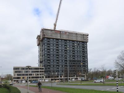 901608 Gezicht op de bouw van een woontoren voor studenten en starters op het terrein van het gesloopte Centraal ...